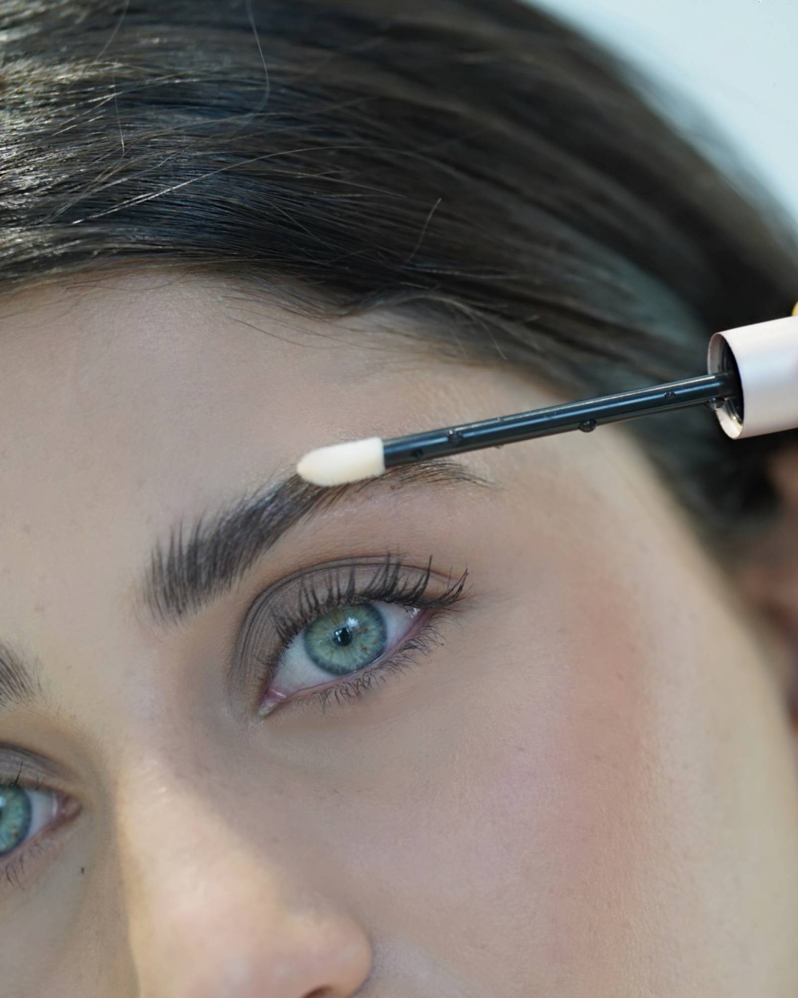 SÉRUM DE CROISSANCE POUR SOURCILS